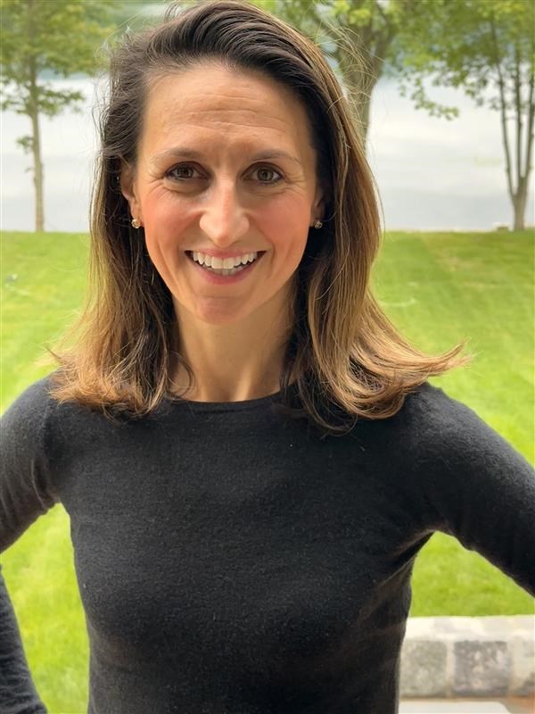 Headshot of NYRR Board of Directors member Laura M Kirk