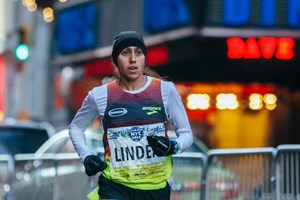Des Linden running in the 2017 United Airlines New York City Half Marathon