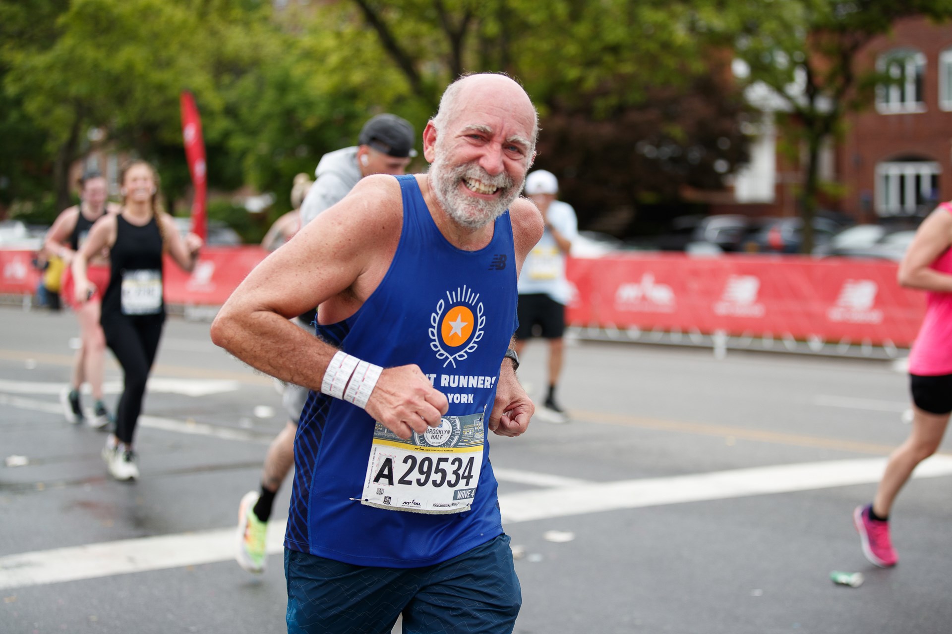 A runner in a Front Runners New York singlet at the RBC Brooklyn Half