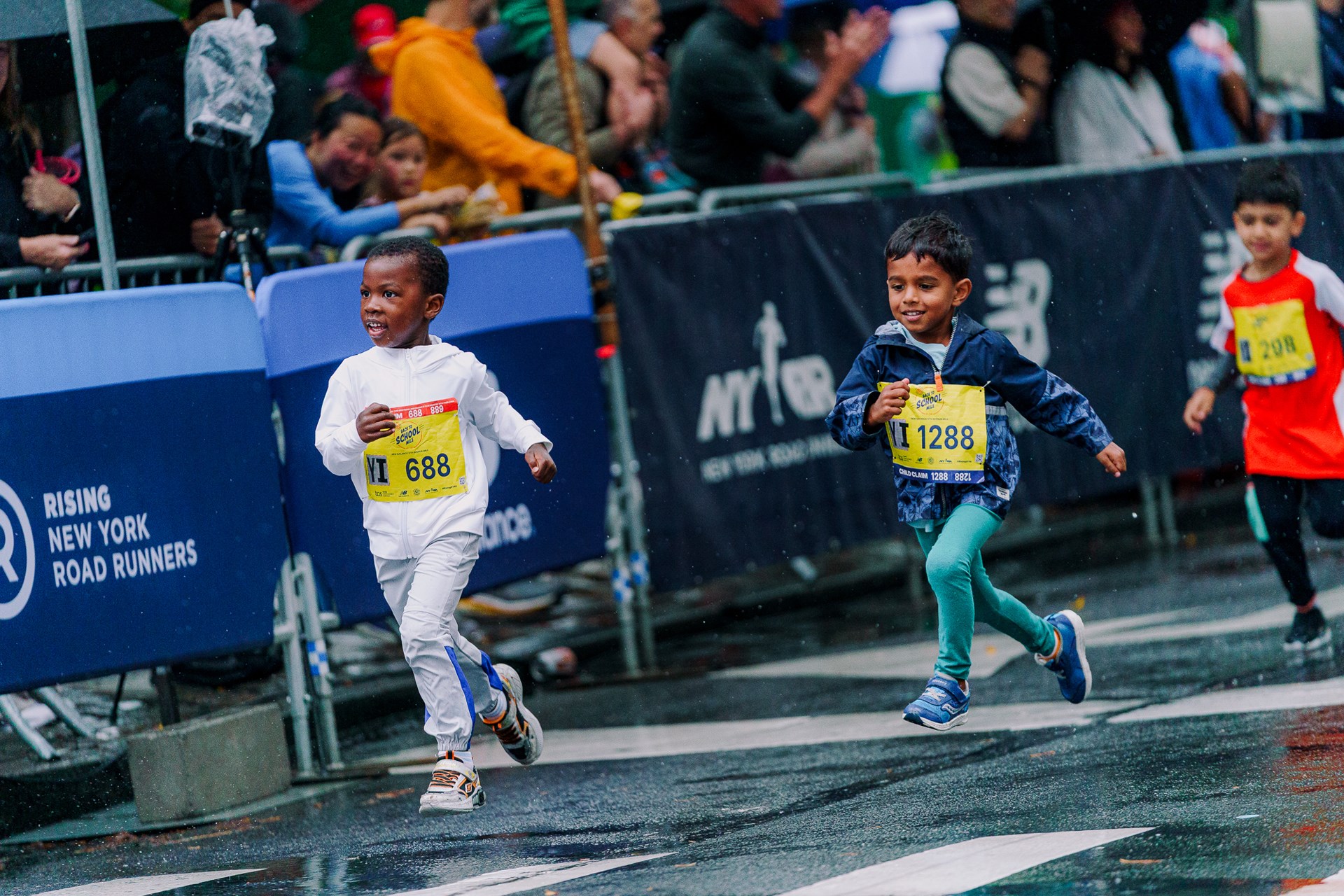 Runners at the 2025 5th Ave Mile