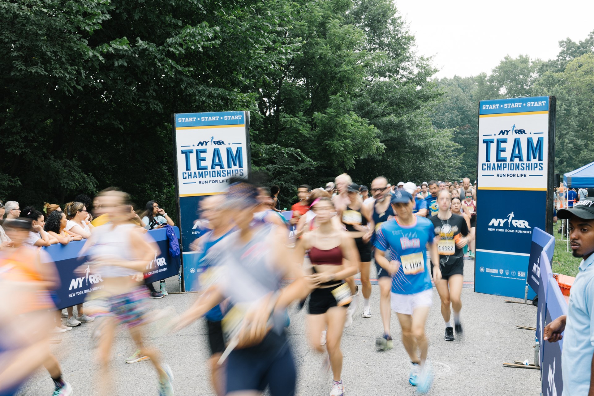 Blurry runners starting the race