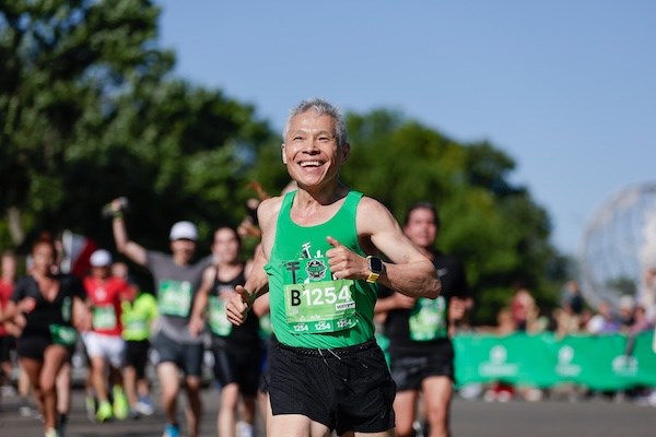 Close up of runner on the Citizens Queens 10K course