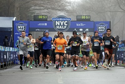 Runners at start line of 2025 United Airlines NYC Half in Brooklyn